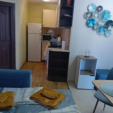 тристаен еуфория, влас アパート *