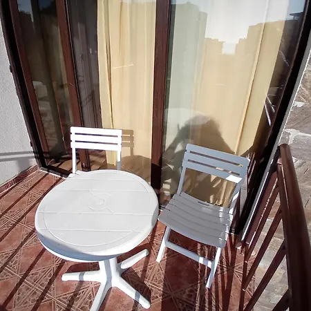 тристаен еуфория, влас アパート *